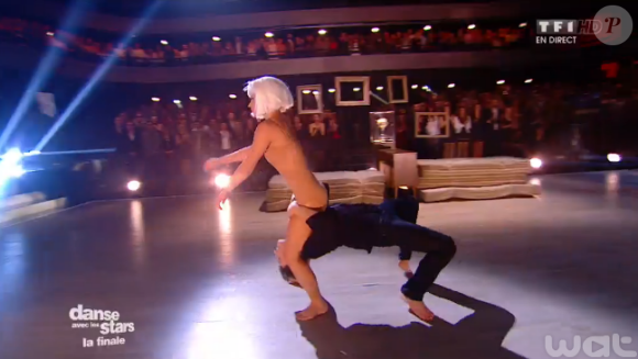 Loic Nottet et Denitsa Ikonomova lors de la finale de Danse avec les stars 6, sur TF1, le mercredi 23 décembre 2015