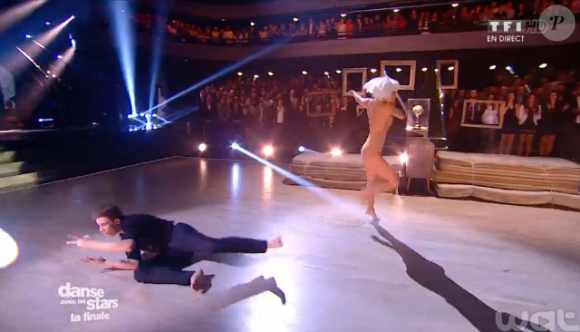 Loic Nottet et Denitsa Ikonomova lors de la finale de Danse avec les stars 6, sur TF1, le mercredi 23 décembre 2015