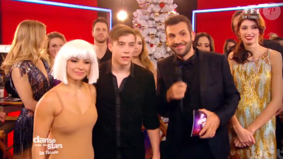 Loic Nottet et Denitsa Ikonomova lors de la finale de Danse avec les stars 6, sur TF1, le mercredi 23 décembre 2015