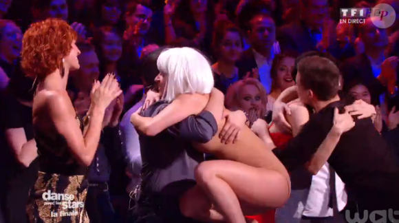 Loic Nottet et Denitsa Ikonomova lors de la finale de Danse avec les stars 6, sur TF1, le mercredi 23 décembre 2015