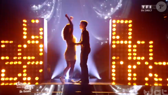 Loïc Nottet et Denitsa en freestyle lors de la finale de Danse avec les stars 6, sur TF1, le mercredi 23 décembre 2015