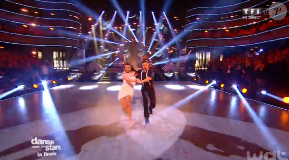 Loïc Nottet et Denitsa en freestyle lors de la finale de Danse avec les stars 6, sur TF1, le mercredi 23 décembre 2015