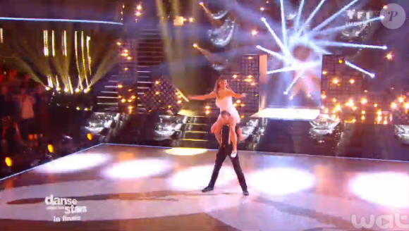 Loïc Nottet et Denitsa en freestyle lors de la finale de Danse avec les stars 6, sur TF1, le mercredi 23 décembre 2015