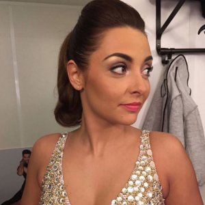 Priscilla Betti : Piercing sexy et intriguant entre les seins