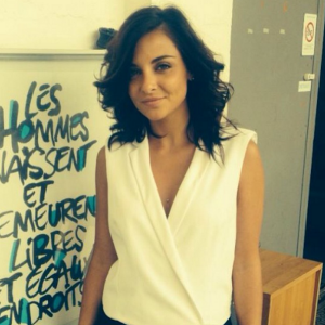 Priscilla Betti dévoile sur Instagram son piercing sexy entre les seins