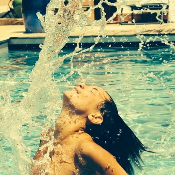 Priscilla Betti : même en vacances dans une piscine, elle ne quitte pas son personnage de Flashdance