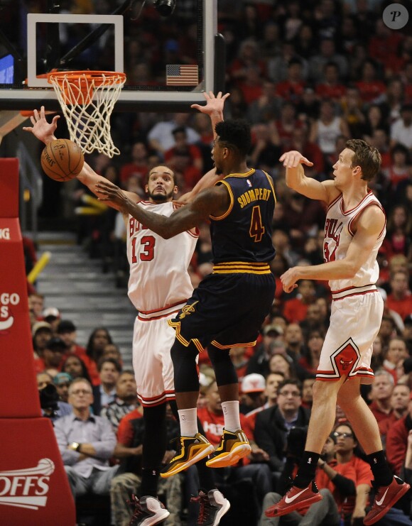 Iman Shumpert et Joakim Noah lors du match Chicago Bulls - Cleveland Cavaliers à Chicago. Le 10 mai 2015.