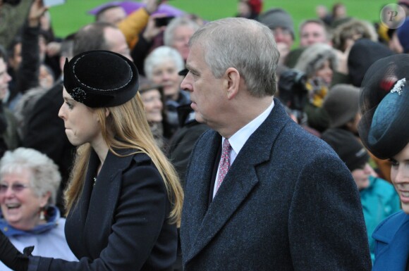 Le prince Andrew et sa fille la princesse Beatrice à la messe de Noël en l'église St Mary Magdalene à Sandringham le 25 décembre 2015.