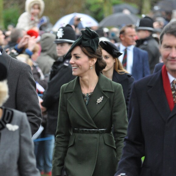 Le prince William et Kate Middleton rencontrant la foule après la messe de Noël en l'église St Mary Magdalene à Sandringham le 25 décembre 2015.