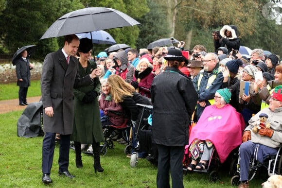 Le prince William et Kate Middleton rencontrant la foule après la messe de Noël en l'église St Mary Magdalene à Sandringham le 25 décembre 2015.