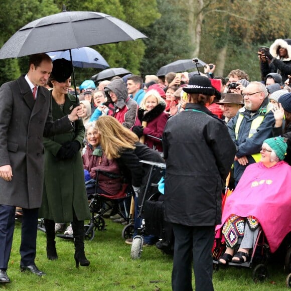 Le prince William et Kate Middleton rencontrant la foule après la messe de Noël en l'église St Mary Magdalene à Sandringham le 25 décembre 2015.