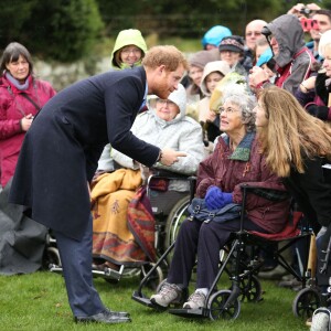 Le prince Harry à la rencontre de la foule après la messe de Noël en l'église St Mary Magdalene à Sandringham le 25 décembre 2015.