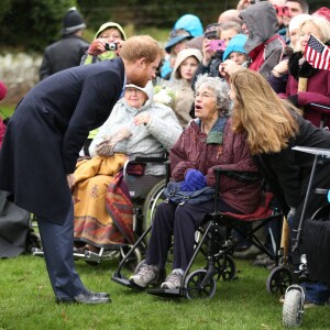 Le prince Harry à la rencontre de la foule après la messe de Noël en l'église St Mary Magdalene à Sandringham le 25 décembre 2015.