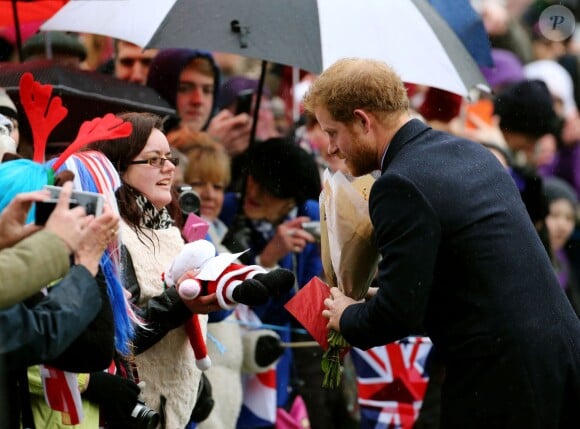 Le prince Harry à la rencontre de la foule après la messe de Noël en l'église St Mary Magdalene à Sandringham le 25 décembre 2015.