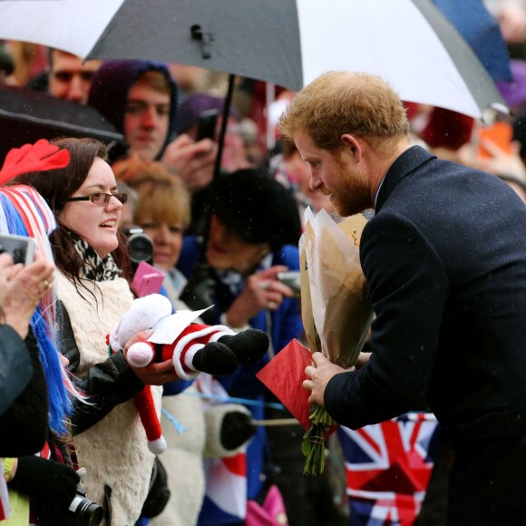 Le prince Harry à la rencontre de la foule après la messe de Noël en l'église St Mary Magdalene à Sandringham le 25 décembre 2015.