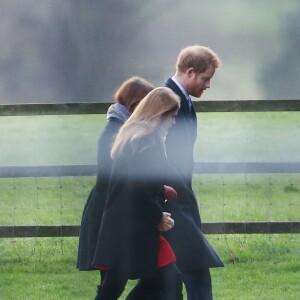 Le prince Harry arrive à la messe de Noël en l'église St Mary Magdalene à Sandringham le 25 décembre 2015.