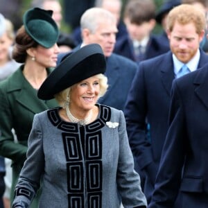 La duchesse de Cornouailles (en arrière-plan, Kate Middleton et le prince Harry) à la messe de Noël en l'église St Mary Magdalene à Sandringham le 25 décembre 2015.