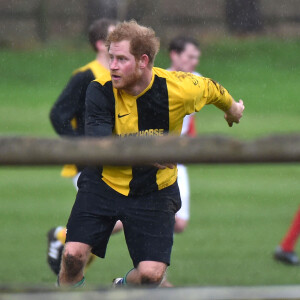 Le prince William et le prince Harry ont disputé le 24 décembre 2015 à King's Lynn le traditionnel match de football caritatif de Noël de Sandringham, tous deux sous les couleurs d'un pub local, le Black Horse Inn.