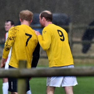 La touchante complicité des deux frères. Le prince William et le prince Harry ont disputé le 24 décembre 2015 à King's Lynn le traditionnel match de football caritatif de Noël de Sandringham, tous deux sous les couleurs d'un pub local, le Black Horse Inn.