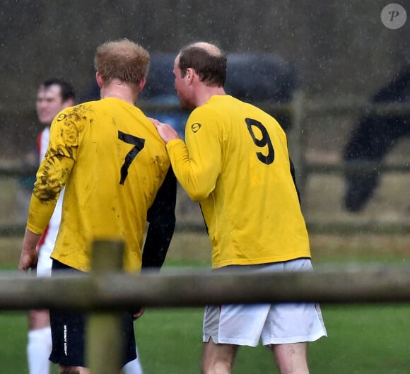 La touchante complicité des deux frères. Le prince William et le prince Harry ont disputé le 24 décembre 2015 à King's Lynn le traditionnel match de football caritatif de Noël de Sandringham, tous deux sous les couleurs d'un pub local, le Black Horse Inn.