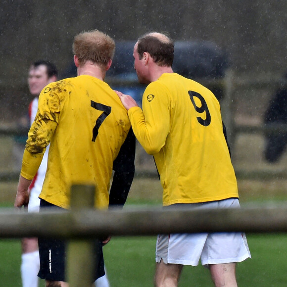 La touchante complicité des deux frères. Le prince William et le prince Harry ont disputé le 24 décembre 2015 à King's Lynn le traditionnel match de football caritatif de Noël de Sandringham, tous deux sous les couleurs d'un pub local, le Black Horse Inn.