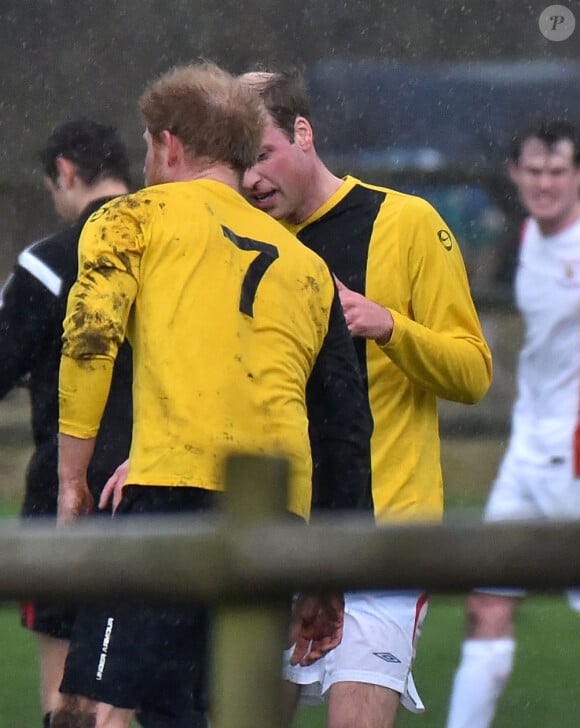 La touchante complicité des deux frères. Le prince William et le prince Harry ont disputé le 24 décembre 2015 à King's Lynn le traditionnel match de football caritatif de Noël de Sandringham, tous deux sous les couleurs d'un pub local, le Black Horse Inn.