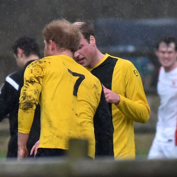 La touchante complicité des deux frères. Le prince William et le prince Harry ont disputé le 24 décembre 2015 à King's Lynn le traditionnel match de football caritatif de Noël de Sandringham, tous deux sous les couleurs d'un pub local, le Black Horse Inn.