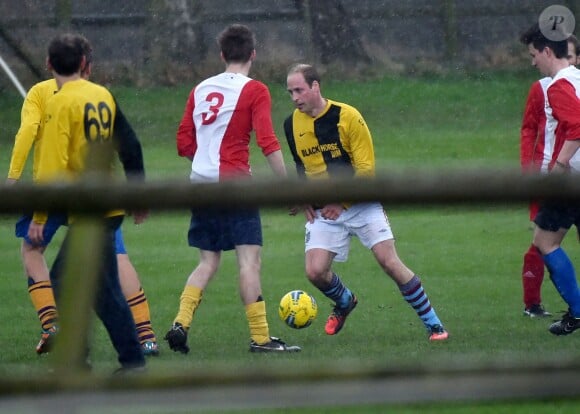 Le prince William et le prince Harry ont disputé le 24 décembre 2015 à King's Lynn le traditionnel match de football caritatif de Noël de Sandringham, tous deux sous les couleurs d'un pub local, le Black Horse Inn.