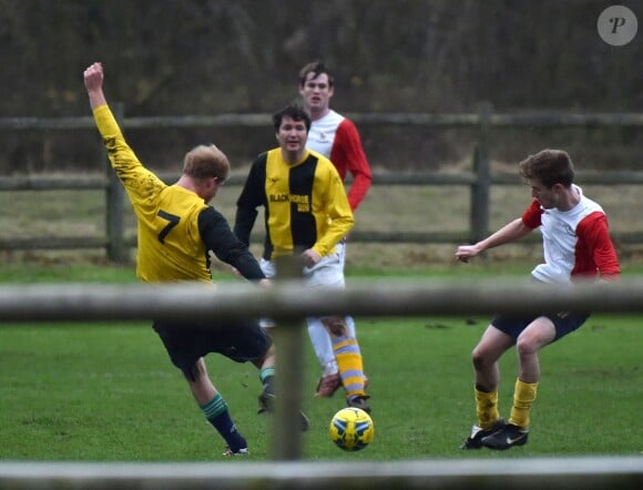 Le prince William et le prince Harry ont disputé le 24 décembre 2015 à King's Lynn le traditionnel match de football caritatif de Noël de Sandringham, tous deux sous les couleurs d'un pub local, le Black Horse Inn.