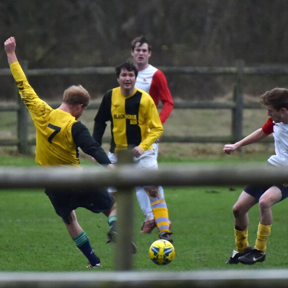 Le prince William et le prince Harry ont disputé le 24 décembre 2015 à King's Lynn le traditionnel match de football caritatif de Noël de Sandringham, tous deux sous les couleurs d'un pub local, le Black Horse Inn.