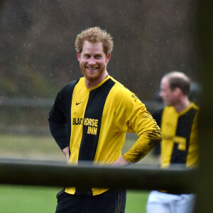 Le prince William et le prince Harry ont disputé le 24 décembre 2015 à King's Lynn le traditionnel match de football caritatif de Noël de Sandringham, tous deux sous les couleurs d'un pub local, le Black Horse Inn.