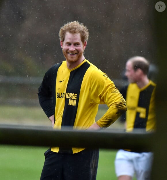 Le prince William et le prince Harry ont disputé le 24 décembre 2015 à King's Lynn le traditionnel match de football caritatif de Noël de Sandringham, tous deux sous les couleurs d'un pub local, le Black Horse Inn.