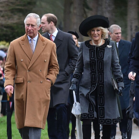 Le prince Charles et Camilla Parker-Bowles (en arrière-plan, le prince William et le prince Andrew) sur le chemin de l'église St Mary Magdalene le 25 décembre 2015 à Sandringham, à l'occasion de la messe de Noël.