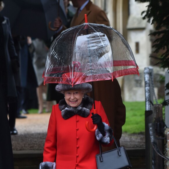 La reine Elizabeth II sur le chemin de l'église St Mary Magdalene le 25 décembre 2015 à Sandringham, à l'occasion de la messe de Noël.