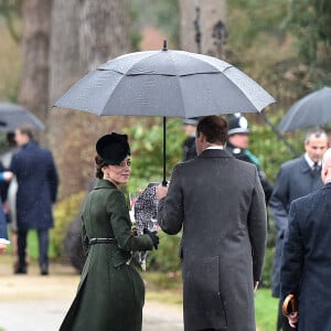 Le prince William et Kate Middleton, duc et duchesse de Cambridge, sur le chemin de l'église St Mary Magdalene le 25 décembre 2015 à Sandringham, à l'occasion de la messe de Noël.