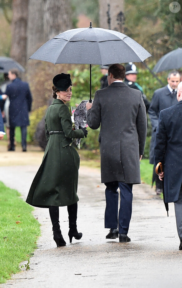 Le prince William et Kate Middleton, duc et duchesse de Cambridge, sur le chemin de l'église St Mary Magdalene le 25 décembre 2015 à Sandringham, à l'occasion de la messe de Noël.