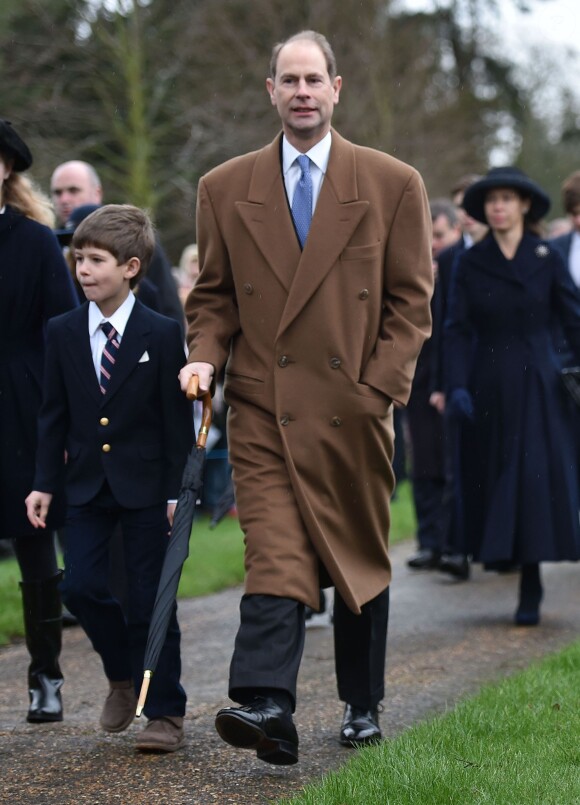 Le prince Edward et son fils James, vicomte Severn sur le chemin de l'église St Mary Magdalene le 25 décembre 2015 à Sandringham, à l'occasion de la messe de Noël.