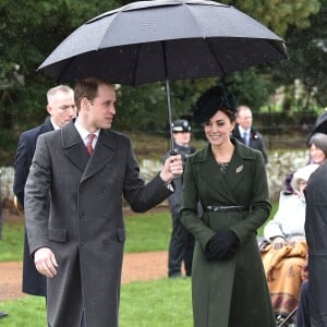 Le prince William et Kate Middleton, duc et duchesse de Cambridge, sur le chemin de l'église St Mary Magdalene le 25 décembre 2015 à Sandringham, à l'occasion de la messe de Noël.