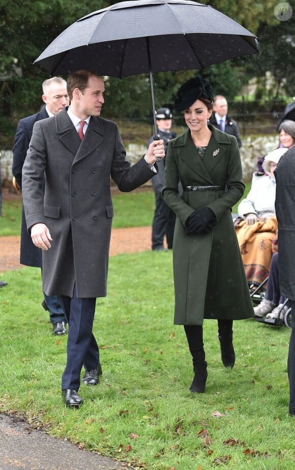 Le prince William et Kate Middleton, duc et duchesse de Cambridge, sur le chemin de l'église St Mary Magdalene le 25 décembre 2015 à Sandringham, à l'occasion de la messe de Noël.