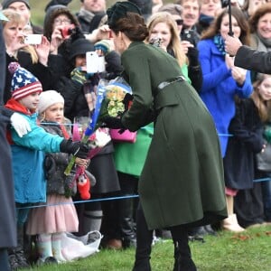 Kate Middleton, la duchesse de Cambridge, rencontrant la foule sur le chemin de l'église St Mary Magdalene le 25 décembre 2015 à Sandringham, à l'occasion de la messe de Noël.