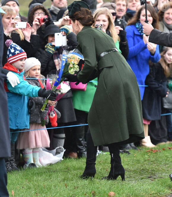 Kate Middleton, la duchesse de Cambridge, rencontrant la foule sur le chemin de l'église St Mary Magdalene le 25 décembre 2015 à Sandringham, à l'occasion de la messe de Noël.