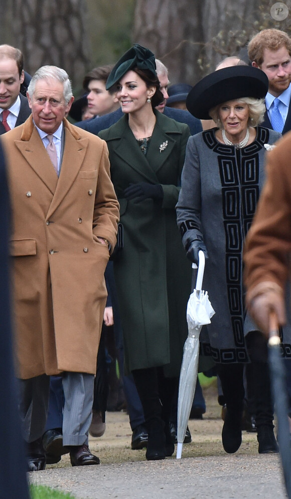 Le prince William, le prince Charles, Kate Middleton, duchesse de Cambridge, Camilla Parker-Bowles, duchesse de Cornouailles, et le prince Harry sur le chemin de l'église St Mary Magdalene le 25 décembre 2015 à Sandringham, à l'occasion de la messe de Noël.