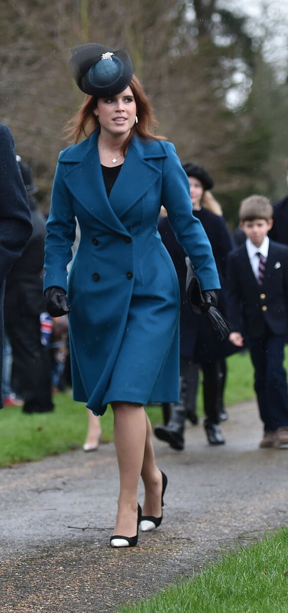 La princess Eugenie d'York sur le chemin de l'église St Mary Magdalene le 25 décembre 2015 à Sandringham, à l'occasion de la messe de Noël.