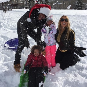 Mariah Carey fête Noël à Aspen avec son ex-mari Nick Cannon et leurs enfants Monroe et Moroccan / photo postée sur Instagram, le 25 décembre 2015.