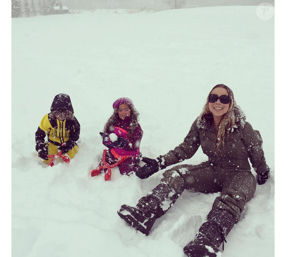 Mariah Carey passe les vacances de Noël à Aspen avec ses enfants, les jumeaux Monroe et Moroccan / photo postée sur Instagram, le 23 décembre 2015.