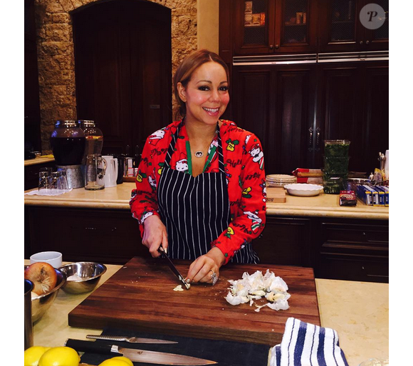 Mariah Carey prépare le repas de Noël tandis qu'elle séjourne à Aspen / photo postée sur Instagram, le 24 décembre 2015.