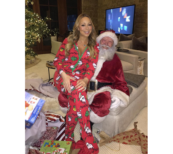 Mariah Carey sur les genoux du Père Noël pendant ses vacances à Aspen / photo postée sur Instagram, le 24 décembre 2015.