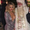 Khloé Kardashian toute en décolleté, pose aux côtés du Père Noël / photo postée sur Instagram, le 25 décembre 2015.