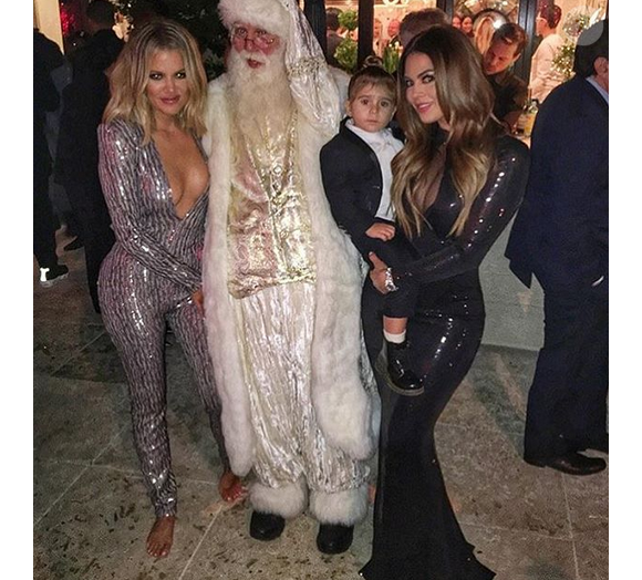 Khloé Kardashian toute en décolleté, pose aux côtés du Père Noël / photo postée sur Instagram, le 25 décembre 2015.