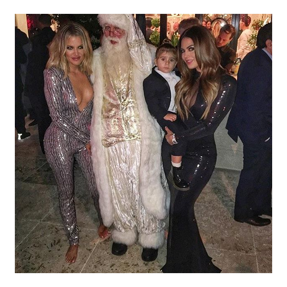 Khloé Kardashian toute en décolleté, pose aux côtés du Père Noël / photo postée sur Instagram, le 25 décembre 2015.